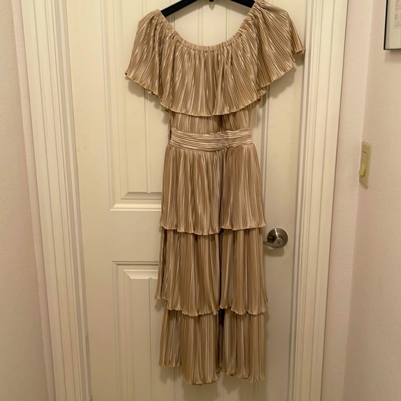 Champagne Pleated layered off the shoulder‎ Dress women’s sz S midi length NWOT - Picture 5 of 17